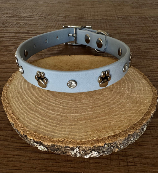 Collar perlado celeste - huella
