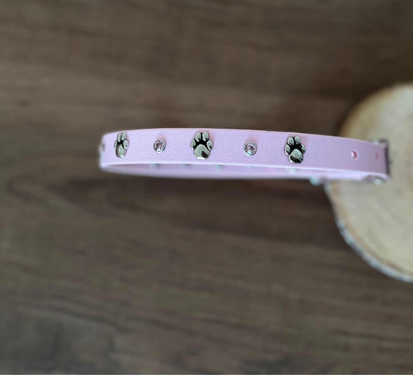 Collar perlado rosa - huella