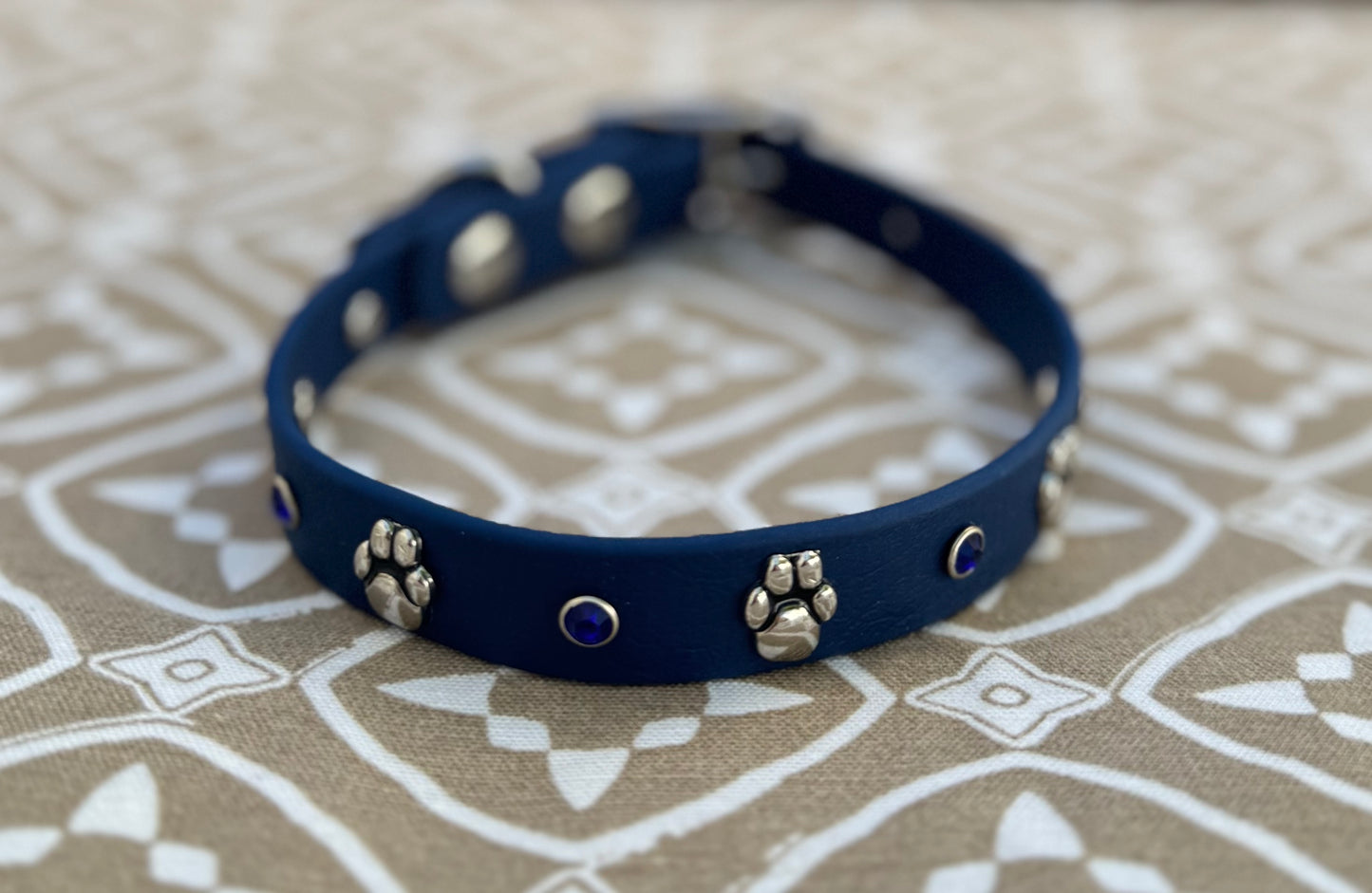 Collar perlado azul marino - huella
