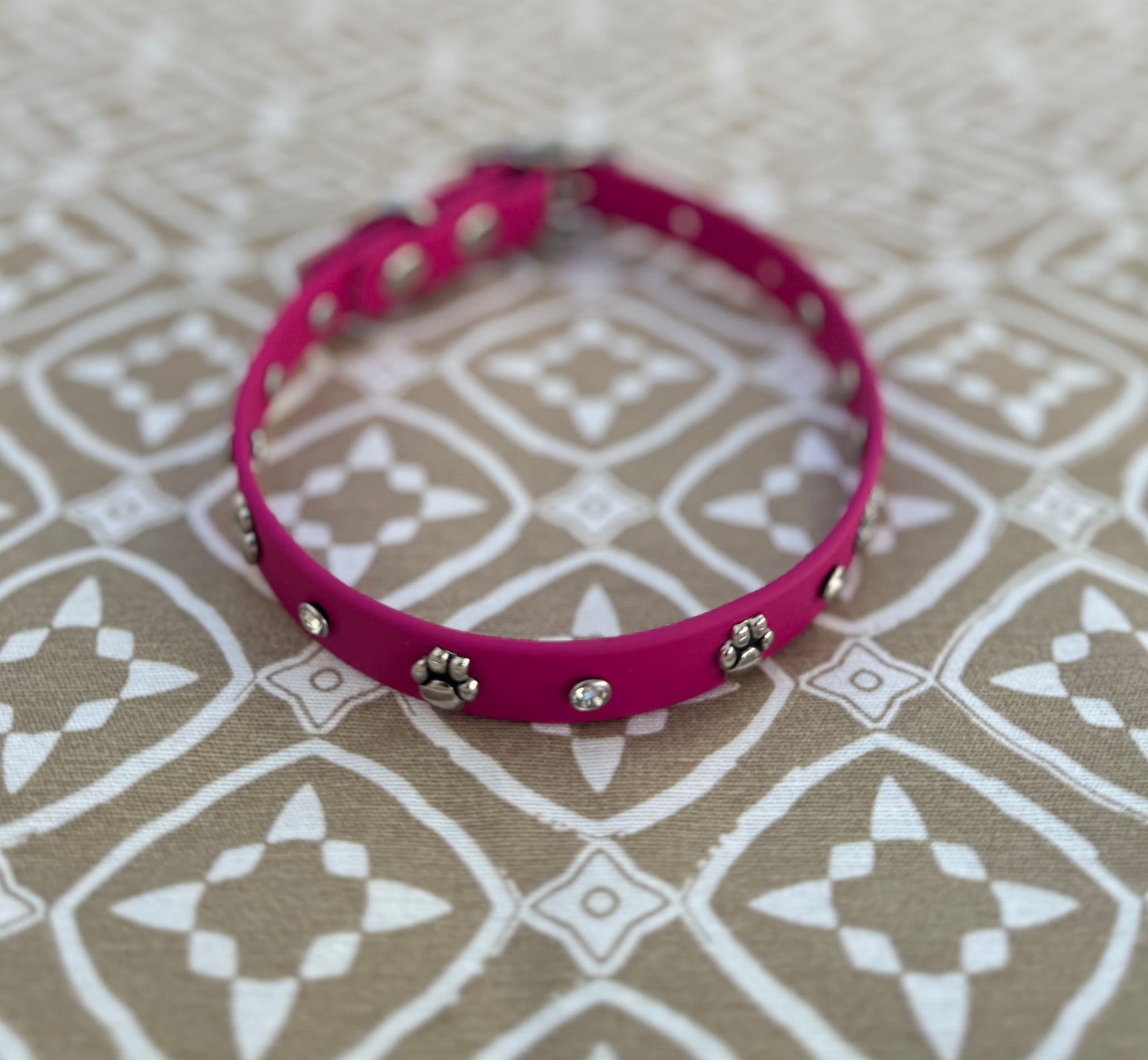 Collar perlado fucsia - huella