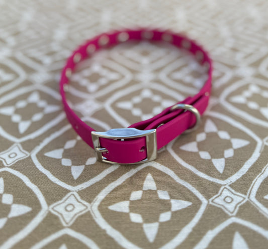 Collar perlado fucsia - huella