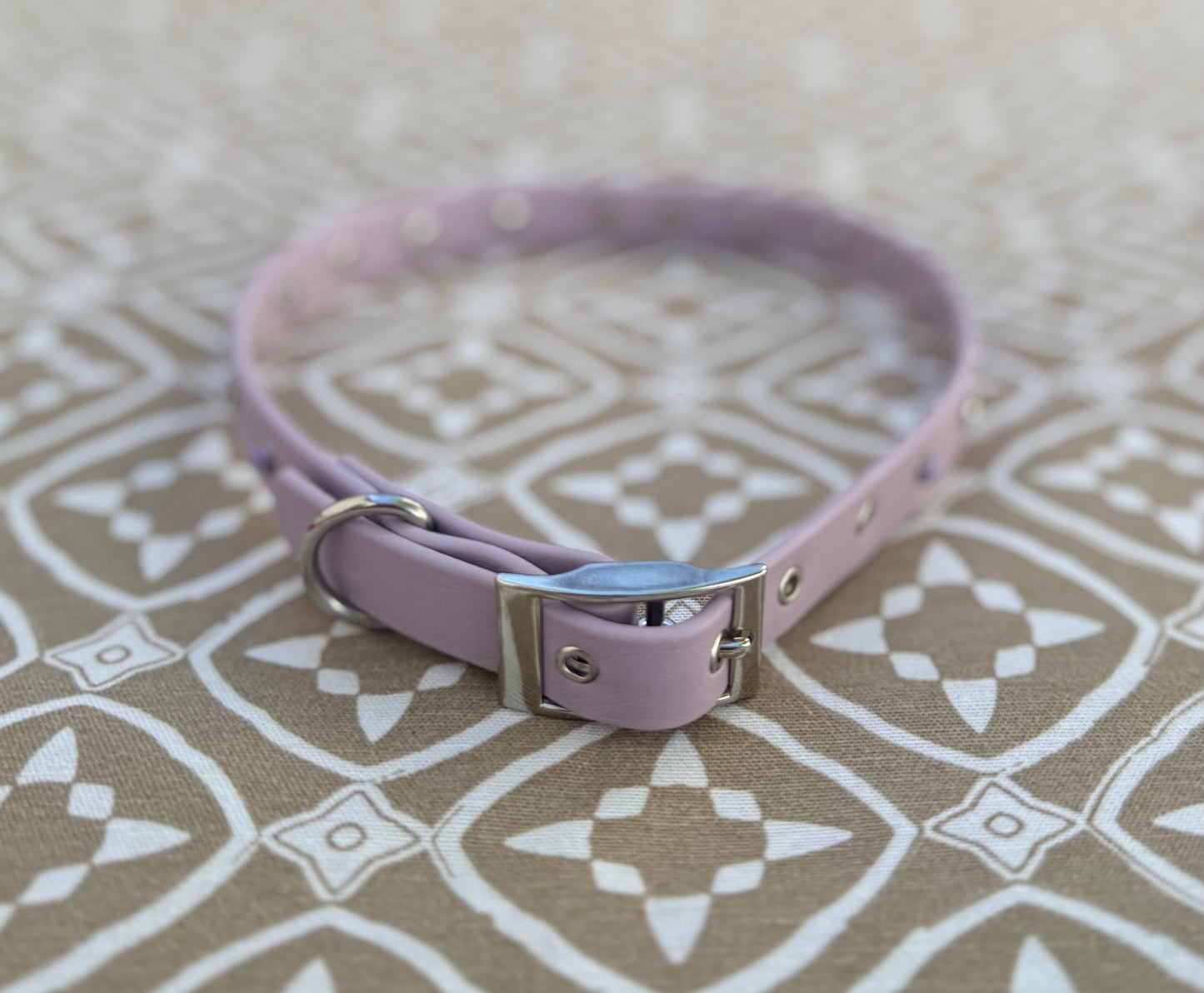 Collar perlado lila pastel - hueso