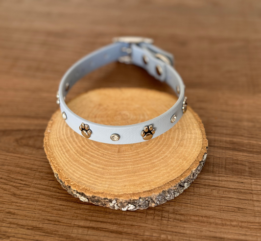 Collar perlado celeste - huella