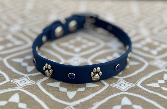 Collar perlado azul marino - huella