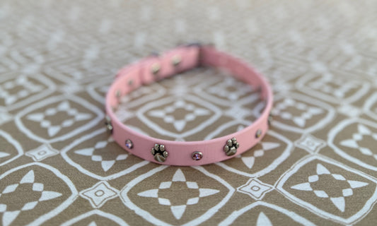 Collar perlado rosa - huella