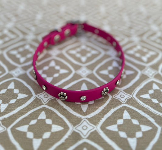 Collar perlado fucsia - huella